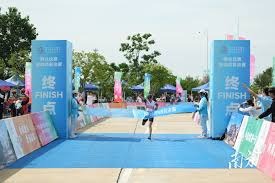 美记：艾顿因病缺席湖人今天训练，但他将随队前往犹他州